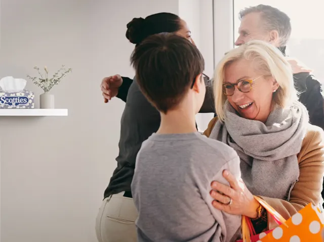 Une femme accueillant un membre de sa famille